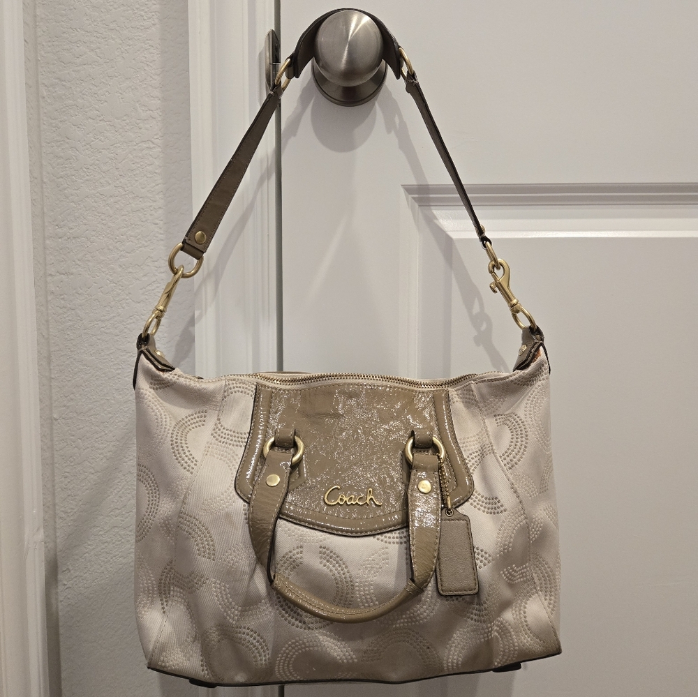 COACH ASHLEY SIGNATURE BAY - TAN/CREAM HANDBAG